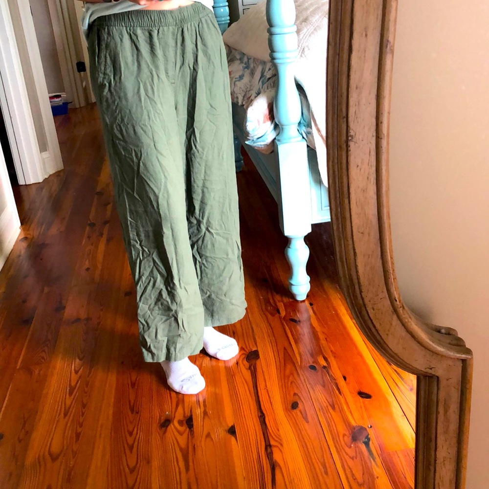 Old Navy Palazzo pants in green. Size Medium Wide Leg Pants. Never worn.